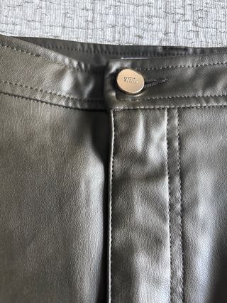 Falda midi efecto piel verde caqui de ZARA