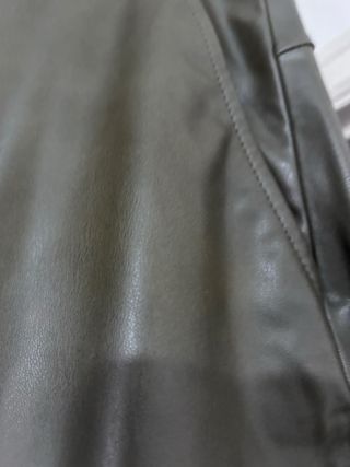 Falda midi efecto piel verde caqui de ZARA