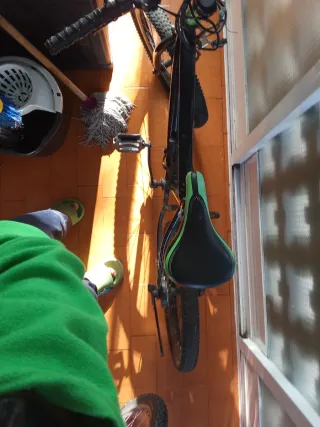 Bicicleta de Montaña y Negra y verde