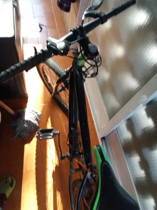 Bicicleta de Montaña y Negra y verde