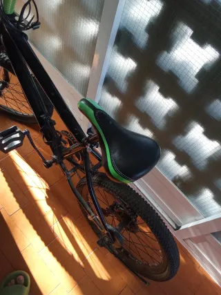 Bicicleta de Montaña y Negra y verde