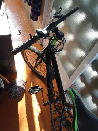 Bicicleta de Montaña y Negra y verde