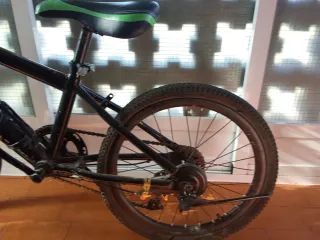 Bicicleta de Montaña y Negra y verde