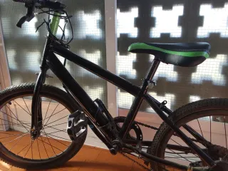 Bicicleta de Montaña y Negra y verde