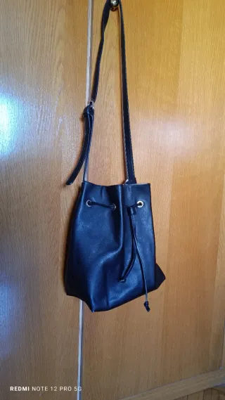 Bolso negro tipo saco