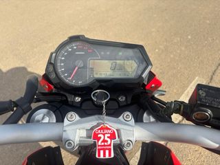 Moto Benelli TNT 125cc Roja