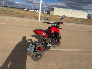 Moto Benelli TNT 125cc Roja