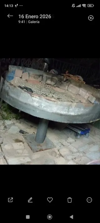 Barbacoa espetera ,es giratoria va al suelo