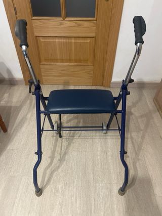 Andador azul con asiento y ruedas