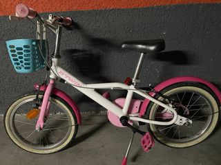 Bicicleta infantil rosa con cesta