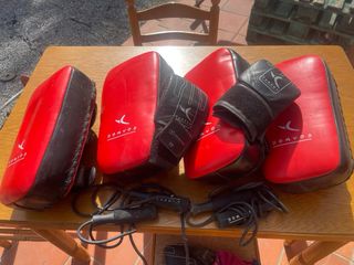 Saco de boxeo y set guantes y entrenamiento