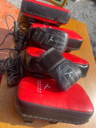 Saco de boxeo y set guantes y entrenamiento