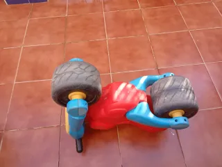 Correpasillos infantil tipo moto Feber