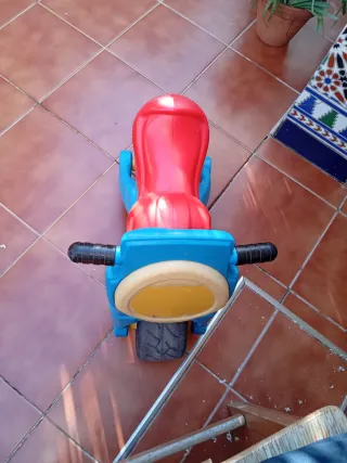 Correpasillos infantil tipo moto Feber