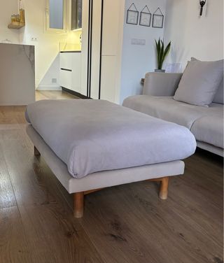 Puff reposapiés tela y madera