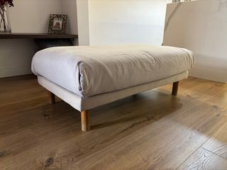 Puff reposapiés tela y madera