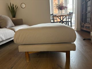 Puff reposapiés tela y madera