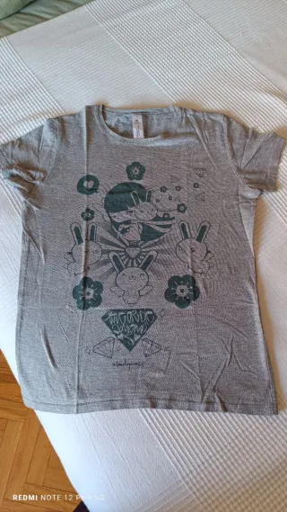 Camiseta gris con estampado de conejos