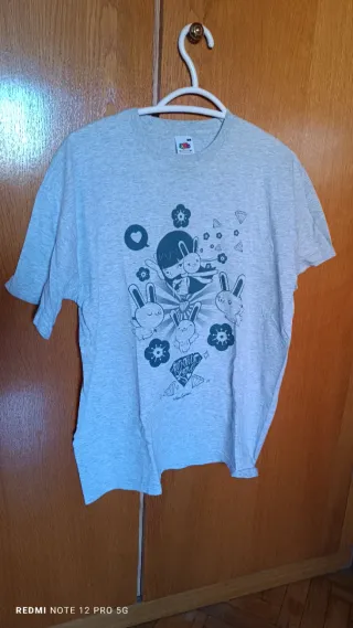 Camiseta gris con estampado de conejos
