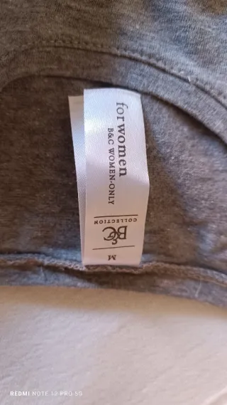 Camiseta gris con estampado de conejos