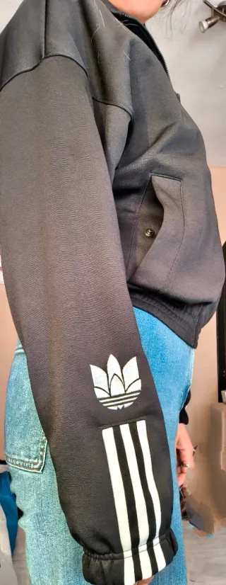 Chaqueta deportiva Adidas negra y blanca