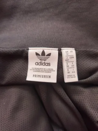 Chaqueta deportiva Adidas negra y blanca