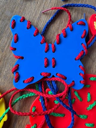 Juego de ensartar figuras motricidad