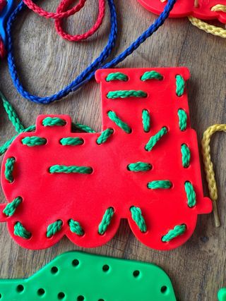 Juego de ensartar figuras motricidad