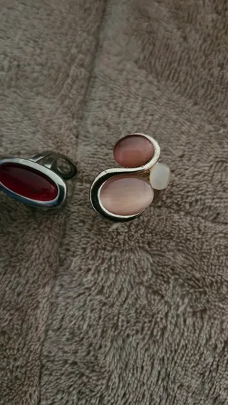 Anillos con piedras rojas y rosas