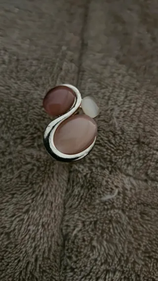 Anillos con piedras rojas y rosas