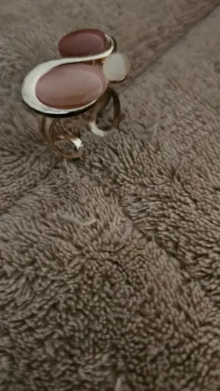 Anillos con piedras rojas y rosas