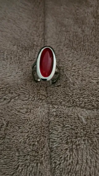 Anillos con piedras rojas y rosas