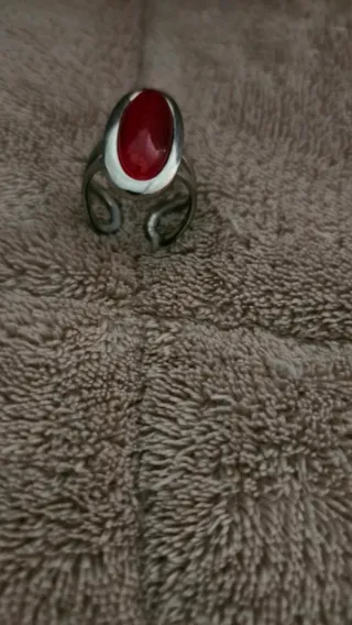 Anillos con piedras rojas y rosas