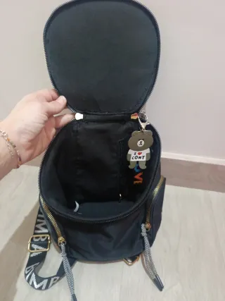 Mochila pequeña negra con llavero