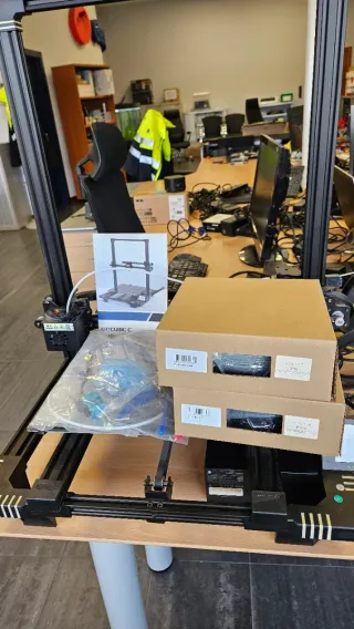 Impresora 3D Anycubic + 2 recambios gris y negro