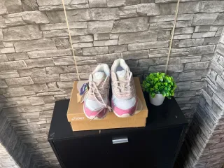 Zapatillas Asics Beige y Rosa