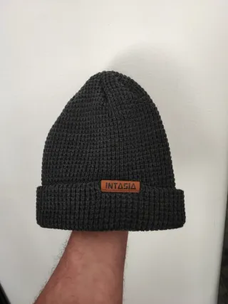 Gorro de punto gris INTASIA