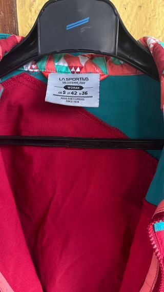 Chaqueta La Sportiva Roja y Turquesa