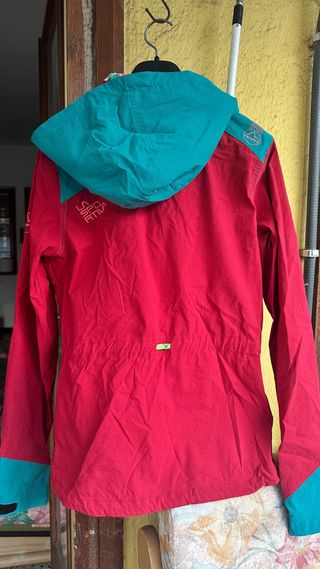 Chaqueta La Sportiva Roja y Turquesa