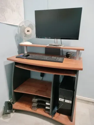 Muebles de oficina: Silla y escritorio