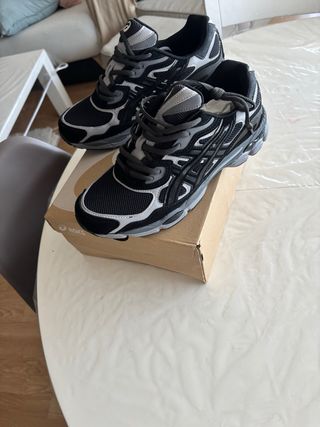 Zapatillas Asics Negras y Grises