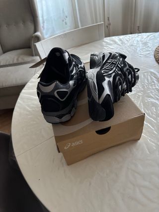 Zapatillas Asics Negras y Grises