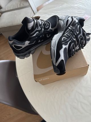 Zapatillas Asics Negras y Grises