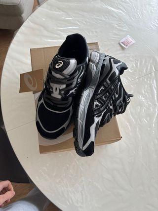 Zapatillas Asics Negras y Grises