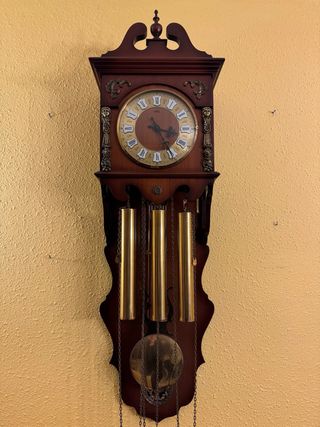 Reloj de pared antiguo de madera
