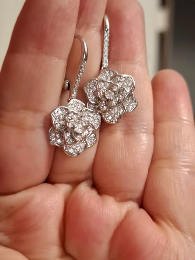 Pendientes Rosa abierta, con mini circonitas.