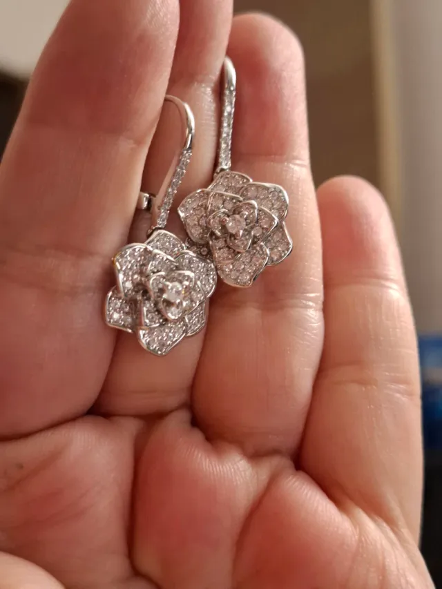Pendientes Rosa abierta, con mini circonitas.