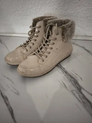 Botines charol y pelo beige