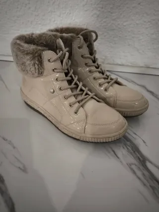 Botines charol y pelo beige