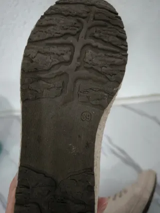 Botines charol y pelo beige